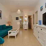 Apartament Rey Balduino Bajos 4 *